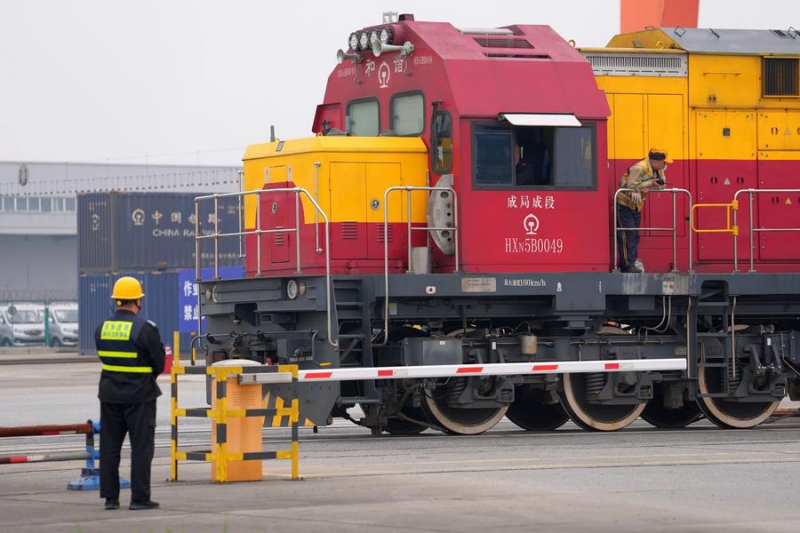 Des employés effectuent des opérations de chargement et de déchargement au centre de conteneurs ferroviaires de Chengdu, dans la province chinoise du Sichuan (sud-ouest), le 14 novembre 2024. (Photo : Xing Guangli)