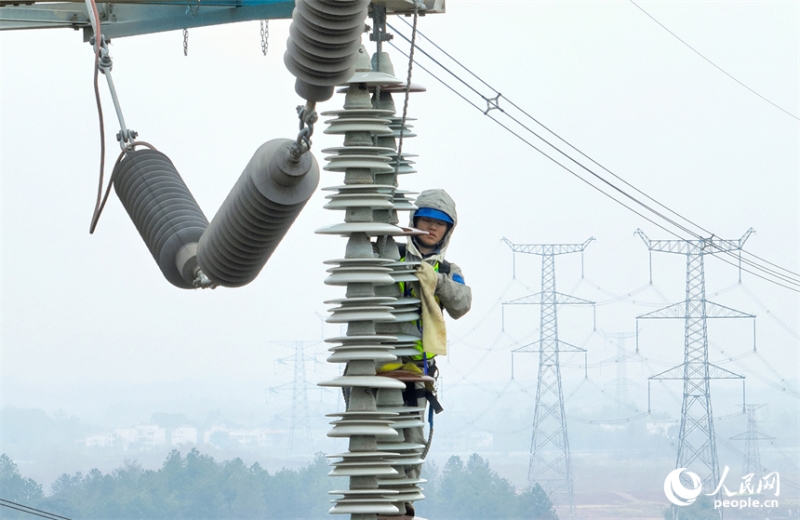 Jiangxi : l'escalade d'une tour pour l'entretien du réseau électrique à Ganzhou