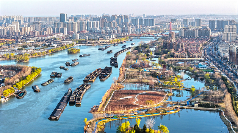 Jiangsu : le transport de matériaux bat son plein à Suqian sur le Grand canal Beijing-Hangzhou