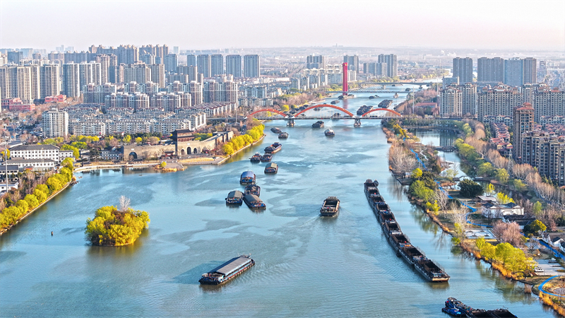 Jiangsu : le transport de matériaux bat son plein à Suqian sur le Grand canal Beijing-Hangzhou