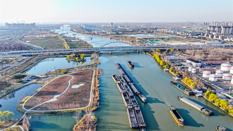 Jiangsu : le transport de matériaux bat son plein à Suqian sur le Grand canal Beijing-Hangzhou