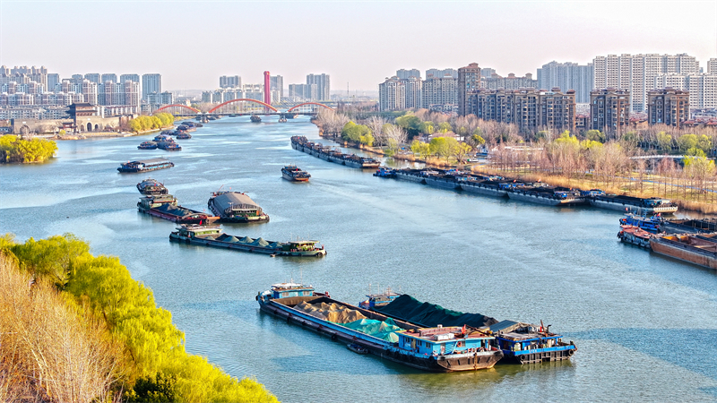 Jiangsu : le transport de matériaux bat son plein à Suqian sur le Grand canal Beijing-Hangzhou