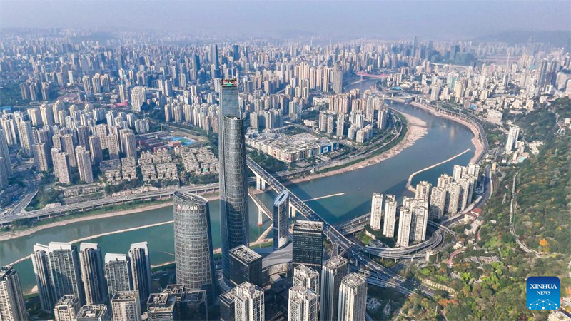 Chongqing : la construction du mur-rideau de façade du plus haut bâtiment de la ville est terminée