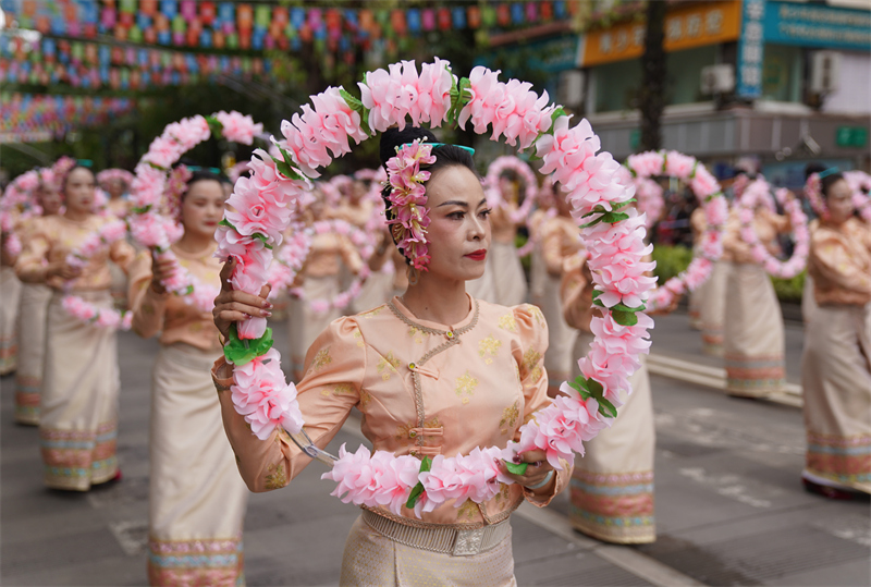 Yunnan : les célébrations du Festival de l'aspersion d'eau de l'ethnie Dai à Jinghong