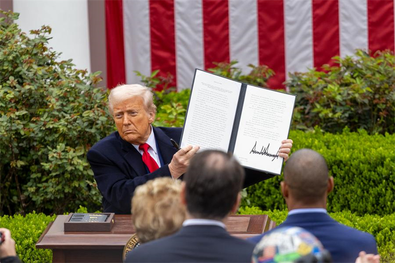 Le président américain Donald Trump montre un décret sur "les droits de douane réciproques" dans la roseraie de la Maison Blanche à Washington, aux Etats-Unis, le 2 avril 2025. (Xinhua/Hu Yousong)
