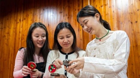 Hunan : une jeune brodeuse injecte une nouvelle vitalité dans l'artisanat traditionnel