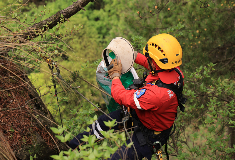 Hunan : à flanc de falaise pour collecter les déchets à Zhangjiajie