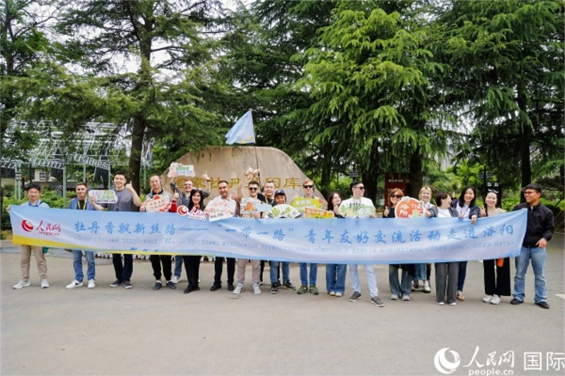 Henan : les journalistes de l'activité d'échanges amicaux « La Ceinture et la Route » pour les jeunes se promènent dans Luoyang