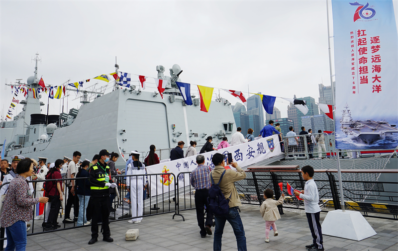 Shanghai : le Bund Nord accueille un événement de journée portes ouvertes de la marine chinoise