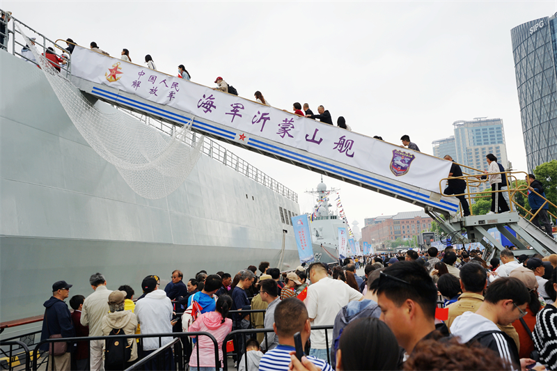 Shanghai : le Bund Nord accueille un événement de journée portes ouvertes de la marine chinoise