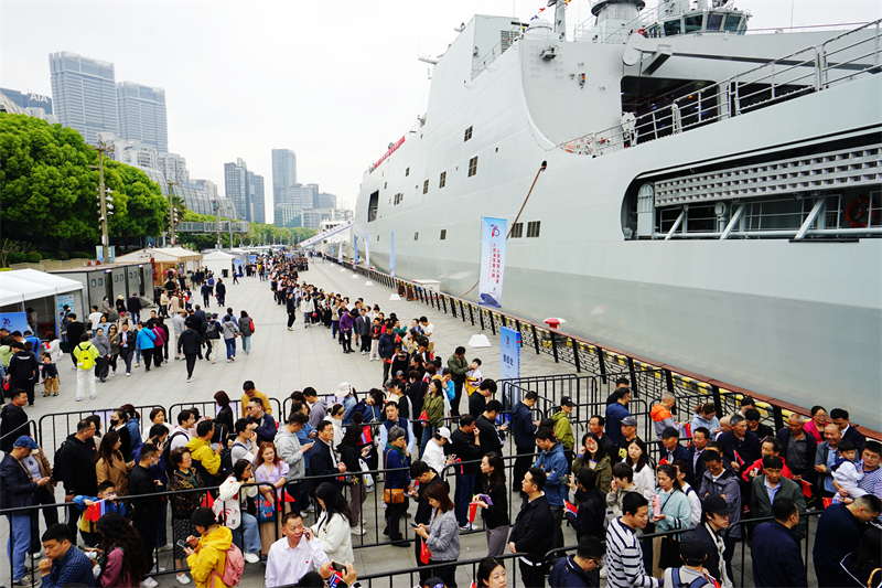 Shanghai : le Bund Nord accueille un événement de journée portes ouvertes de la marine chinoise