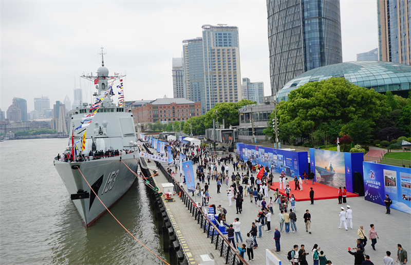 Shanghai : le Bund Nord accueille un événement de journée portes ouvertes de la marine chinoise