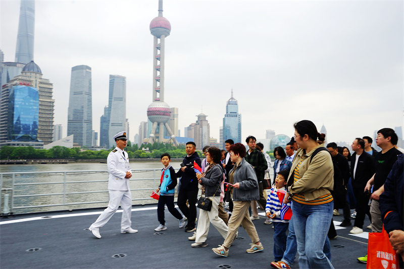 Shanghai : le Bund Nord accueille un événement de journée portes ouvertes de la marine chinoise