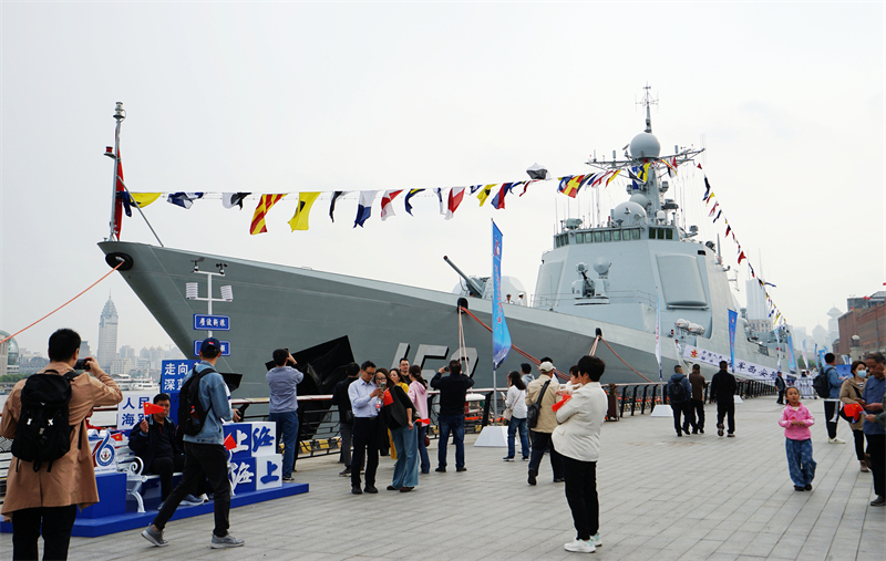 Shanghai : le Bund Nord accueille un événement de journée portes ouvertes de la marine chinoise