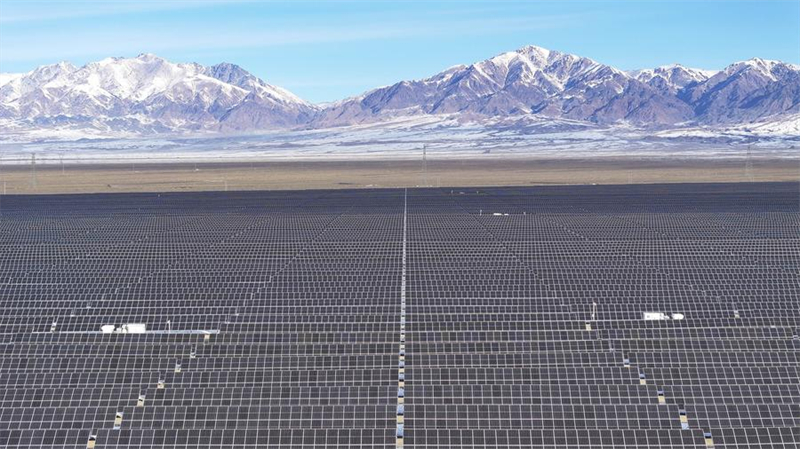 Photo aérienne prise par drone d'une partie de la centrale photovoltaïque de Shichengzi à Hami, ville de la région autonome ouïgoure du Xinjiang, dans le nord-ouest de la Chine, le 6 janvier 2025. (Photo : Feng Yang)