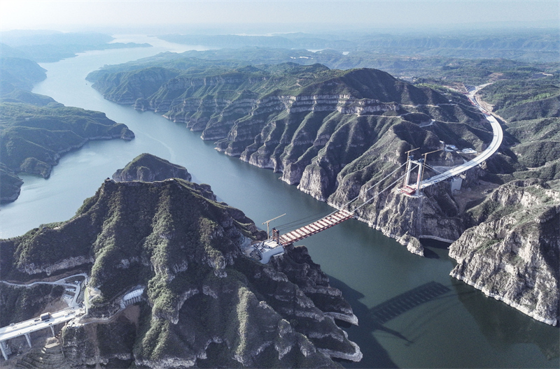 Henan : la construction du pont sur le fleuve Jaune de l'autoroute Jixin progresse sans heurts