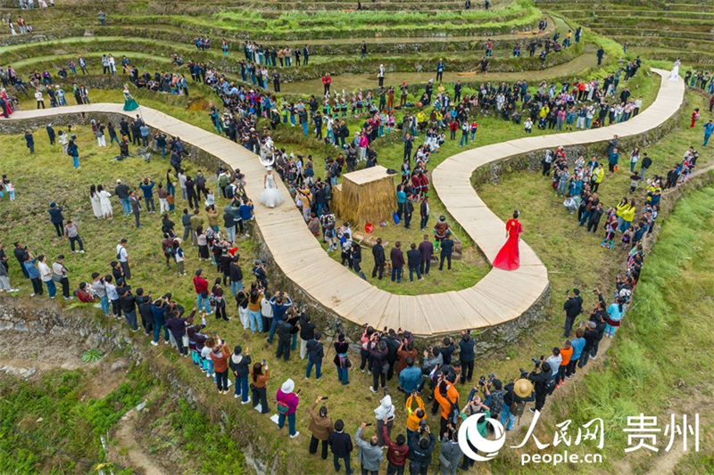 Guizhou : à Congjiang, les podiums de mode s'installent dans les rizières
