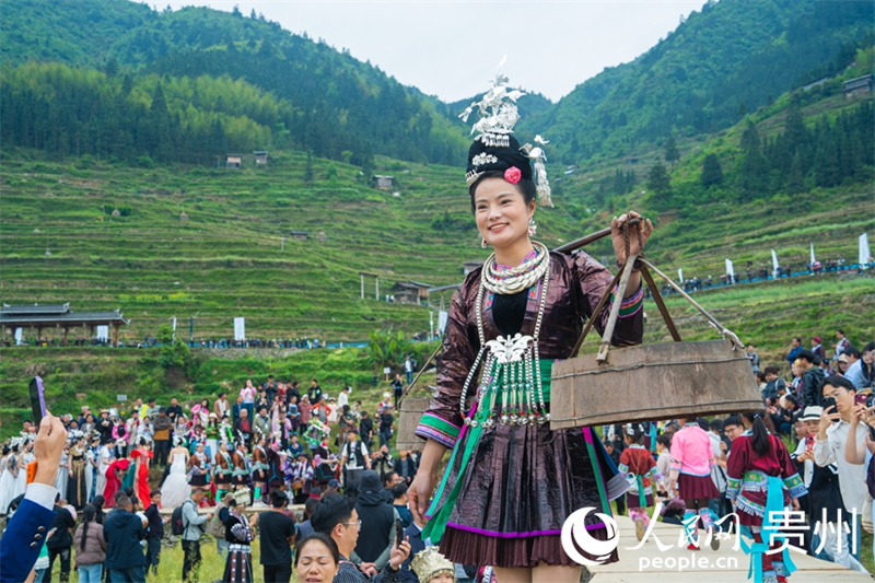 Guizhou : à Congjiang, les podiums de mode s'installent dans les rizières