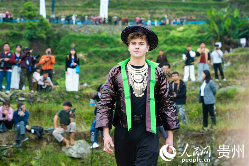 Guizhou : à Congjiang, les podiums de mode s'installent dans les rizières