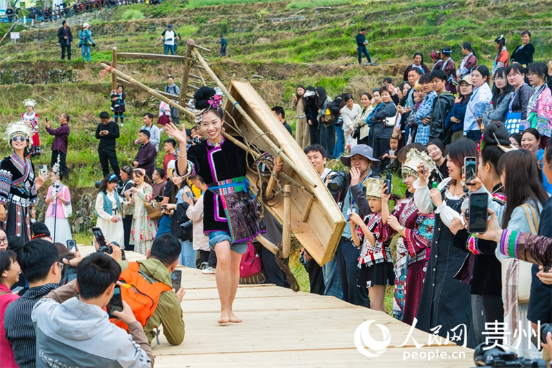 Guizhou : à Congjiang, les podiums de mode s'installent dans les rizières