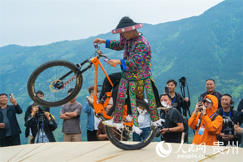 Guizhou : à Congjiang, les podiums de mode s'installent dans les rizières