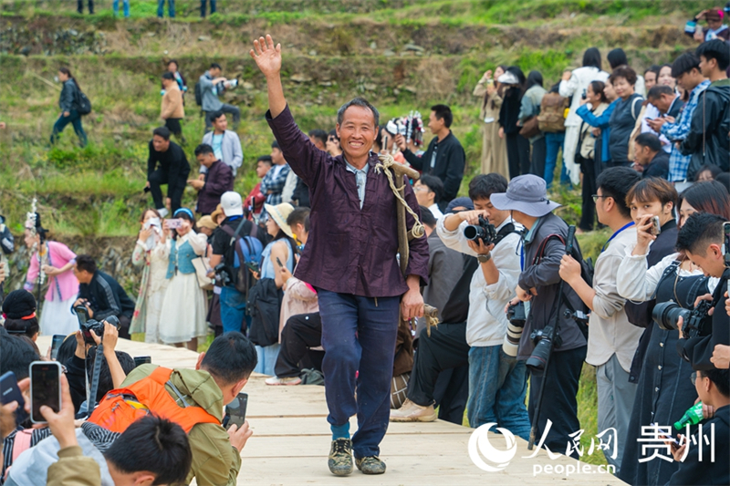 Guizhou : à Congjiang, les podiums de mode s'installent dans les rizières