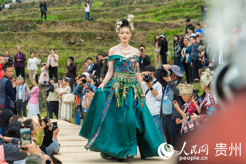 Guizhou : à Congjiang, les podiums de mode s'installent dans les rizières