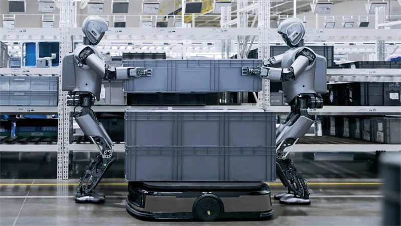 Les robots humanoïdes « pointent à l'usine » pour travailler