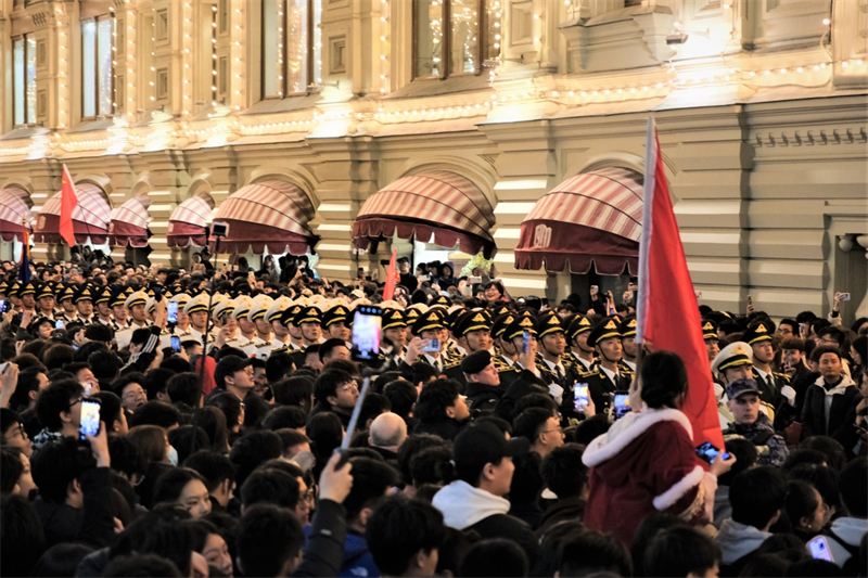 La garde d'honneur de l'Armée populaire de libération chinoise fait une apparition spectaculaire à Moscou