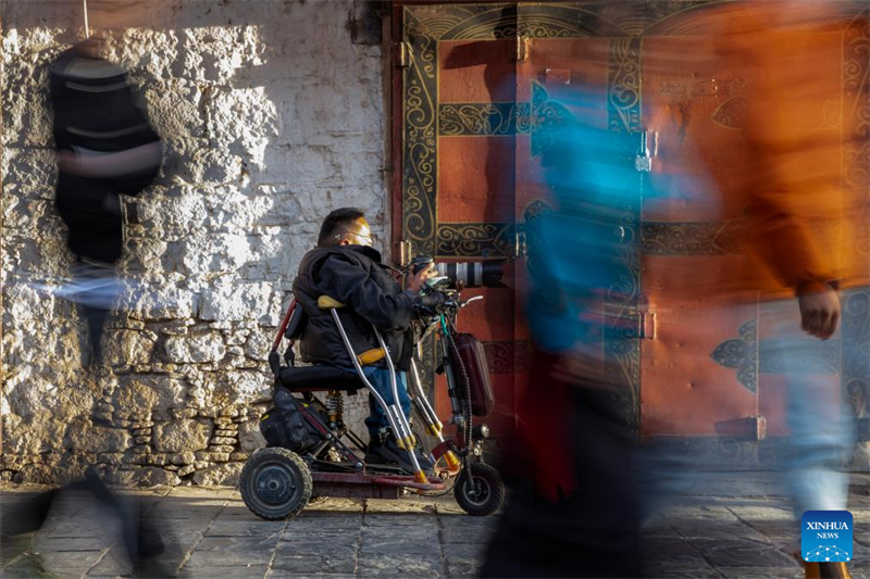 Lhapa Dondrup prend des photos rue Barkhor à Lhassa, capitale de la région autonome du Xizang (sud-ouest de la Chine), le 29 avril 2025. (Photo / Xinhua)