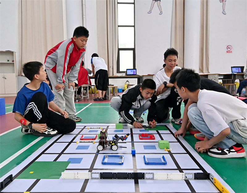 Jiangxi : un concours de robots renforce l'intérêt des jeunes pour les sciences et technologies à Jinxi