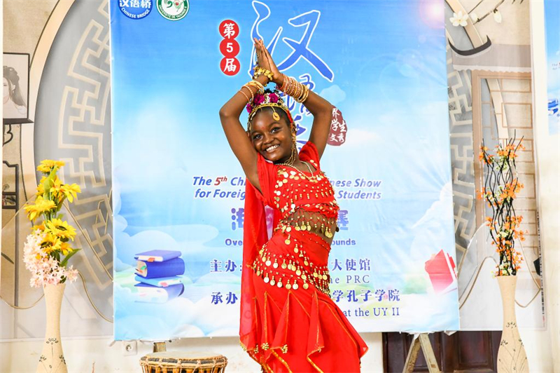Une fille participe au 5e concours "Chinese Bridge" pour les élèves de l'école primaire au Cameroun, à l'Institut Confucius de l'Université de Yaoundé II, à Soa, au Cameroun, le 16 mai 2025. (Xinhua/Kepseu)