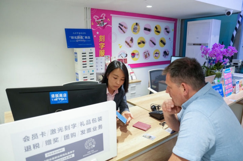 Le « Made in China » séduit des clients du monde entier grâce aux politiques favorables aux voyages en Chine