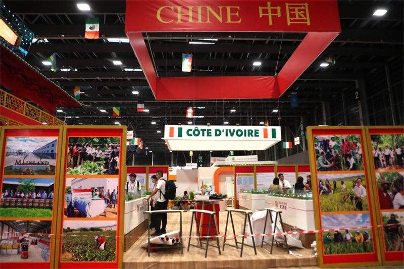 Des personnes visitent le pavillon de Chine lors de la 7e édition du Salon international de l'agriculture et des ressources animales (SARA 2025) au Parc des expositions de Port-Bouët à Abidjan, en Côte d'Ivoire, le 23 mai 2025. (Xinhua/Yvan Sonh)