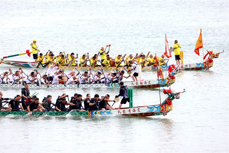 Fujian : une course de bateaux-dragons en mer à Lianjiang