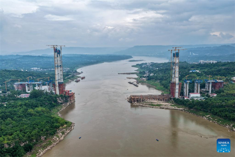 Chongqing : la tour nord du pont de Shituo sur le Yangtsé a reçu sa couverture