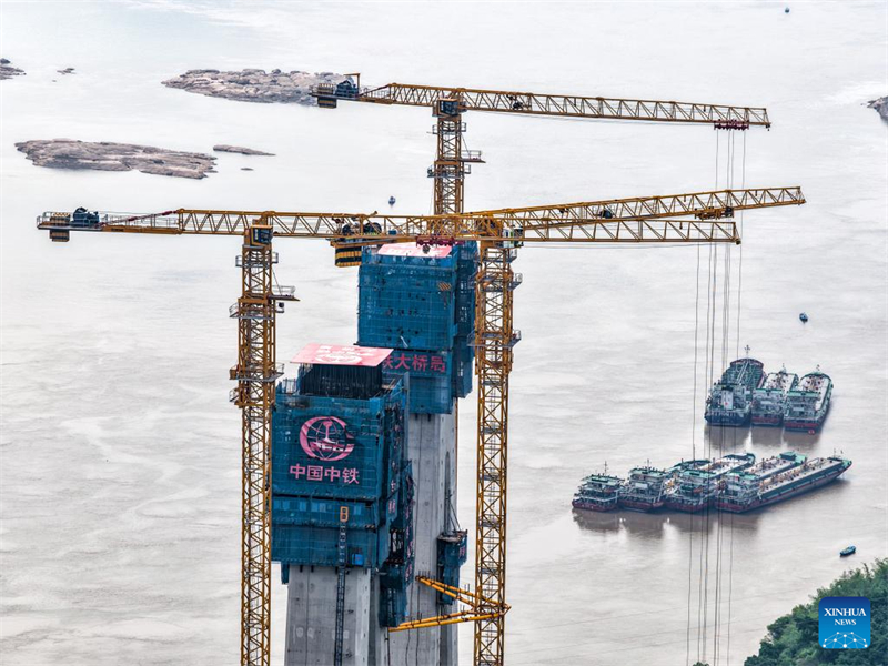 Chongqing : la tour nord du pont de Shituo sur le Yangtsé a reçu sa couverture