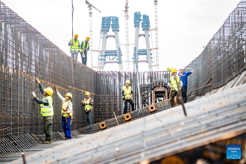 Chongqing : la tour nord du pont de Shituo sur le Yangtsé a reçu sa couverture