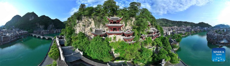Guizhou : le complexe de grottes de Qinglong, des bâtiments anciens à flanc de falaise