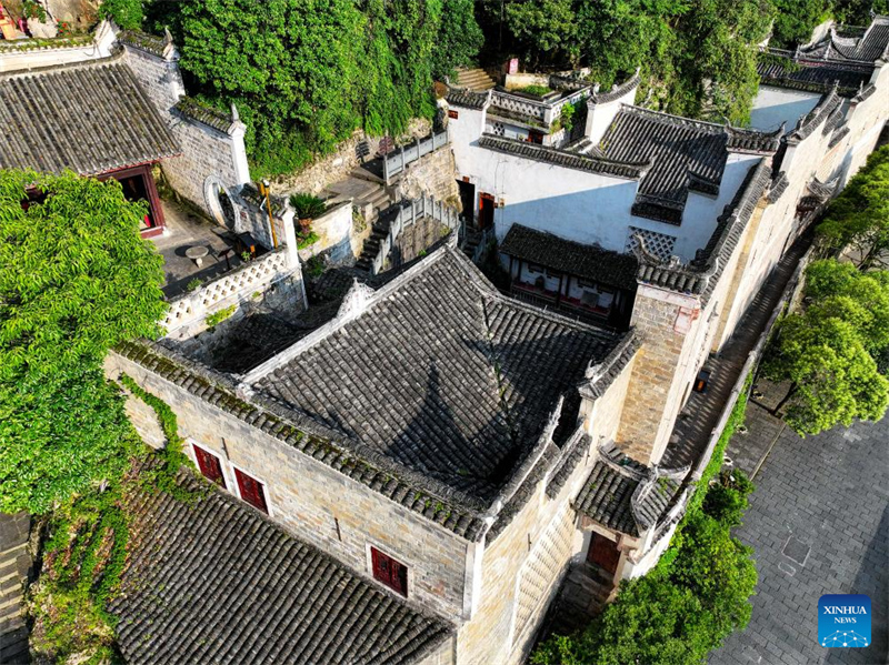 Guizhou : le complexe de grottes de Qinglong, des bâtiments anciens à flanc de falaise