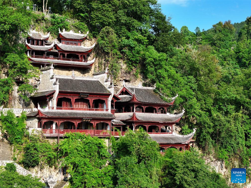 Guizhou : le complexe de grottes de Qinglong, des bâtiments anciens à flanc de falaise
