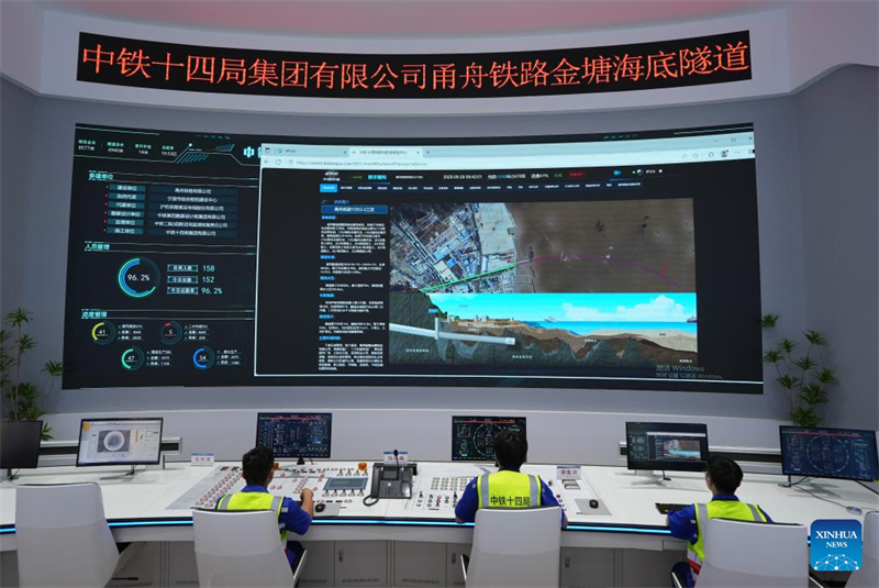 Zhejiang : le forage du tunnel sous-marin de Jintang de la voie ferrée Zhoushan-Ningbo a commencé