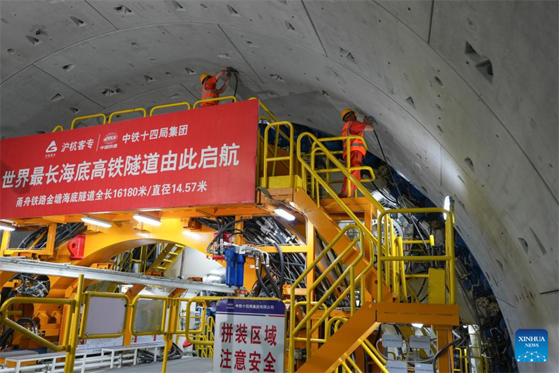 Zhejiang : le forage du tunnel sous-marin de Jintang de la voie ferrée Zhoushan-Ningbo a commencé