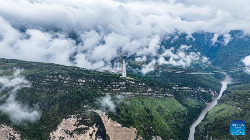 Guizhou : le grand pont de Tianmen en construction