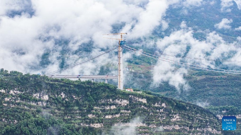 Guizhou : le grand pont de Tianmen en construction