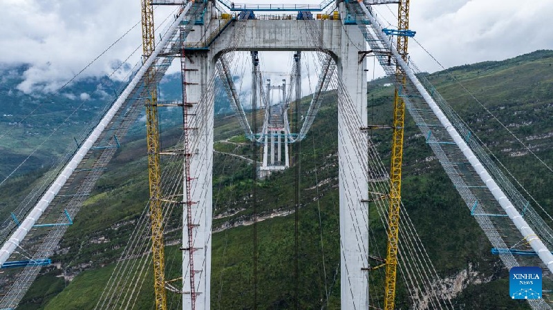 Guizhou : le grand pont de Tianmen en construction
