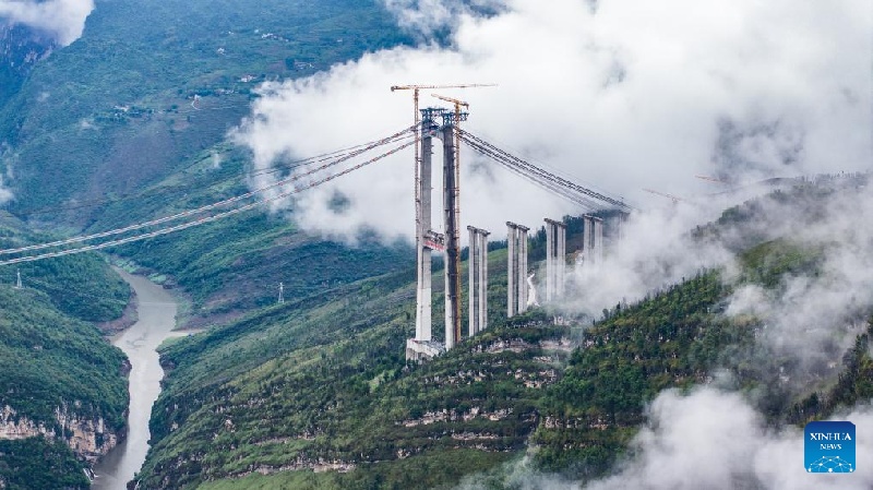 Guizhou : le grand pont de Tianmen en construction