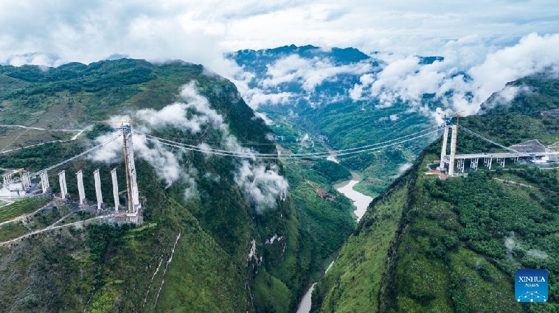 Guizhou : le grand pont de Tianmen en construction