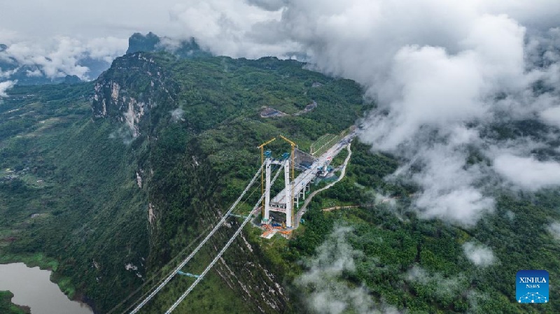 Guizhou : le grand pont de Tianmen en construction