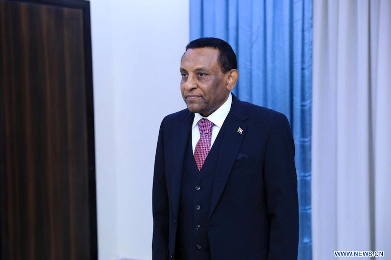Kamil Idris participe à la cérémonie de prestation de serment à Port-Soudan, dans l'est du Soudan, le 31 mai 2025. Il a prêté serment en tant que nouveau Premier ministre du pays samedi devant Abdel Fattah al-Burhan, chef du Conseil souverain de transition (TSC), organe du pouvoir au Soudan, selon un communiqué du conseil. (Xinhua/Ibrahim Adaroub)
